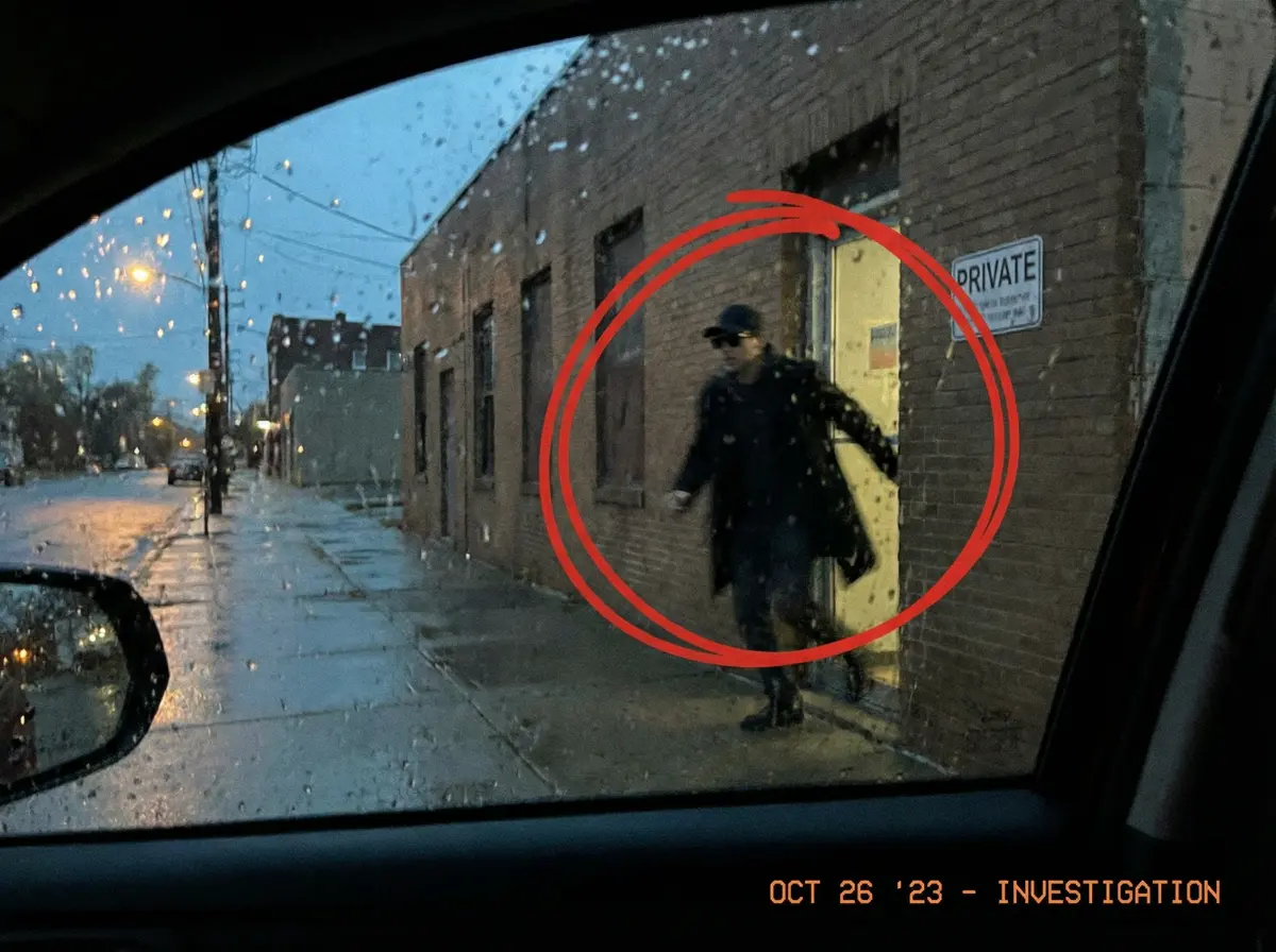 雨中跟拍神秘人物进入私人建筑